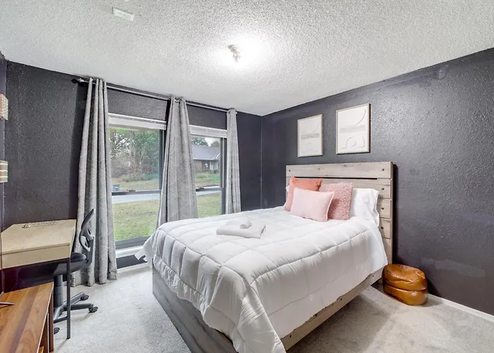 Area W/ Fenced Yard: Pets Welcome! Tulsa