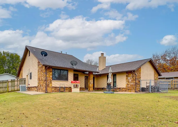Area W/ Fenced Yard: Pets Welcome!